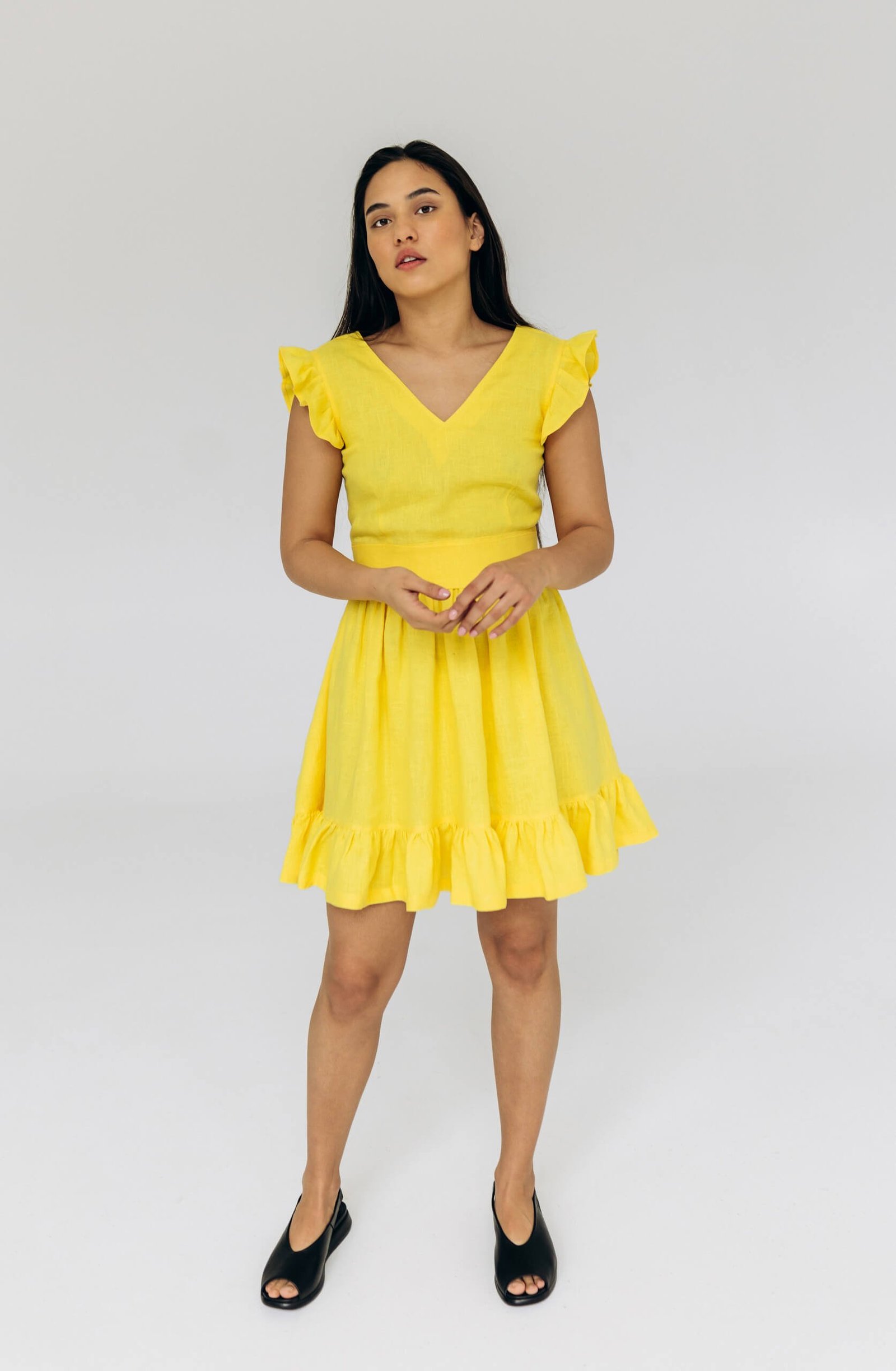 trumpa geltona lininė suknelė