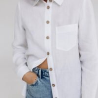 balti lininiai marškiniai su sagomis ir kišene