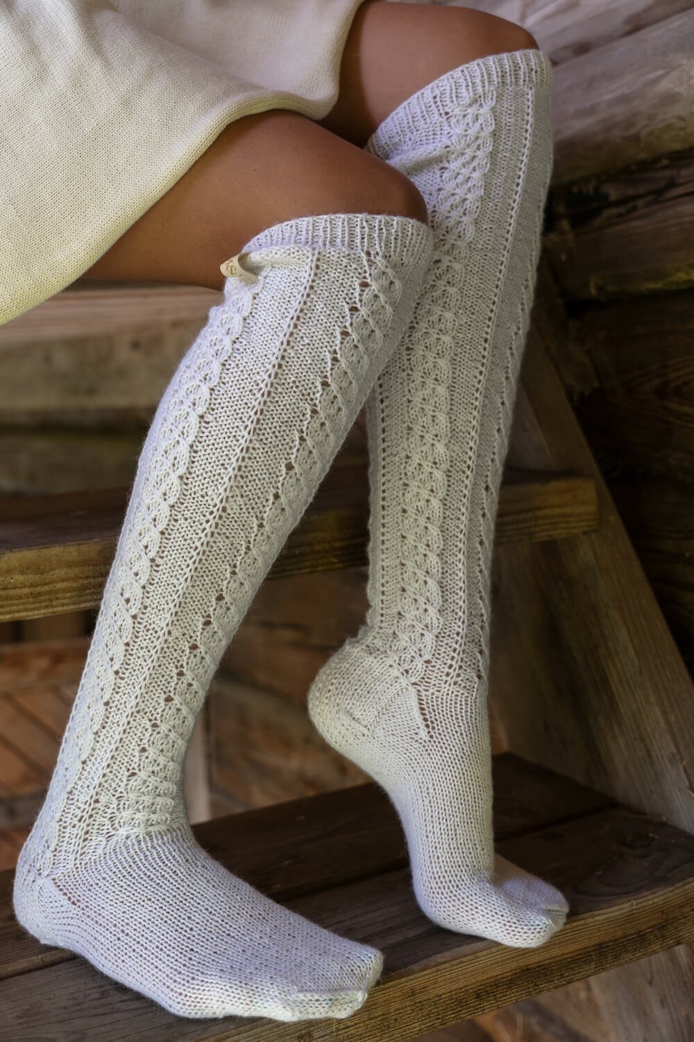 baltos ilgos vilnonės kojinės