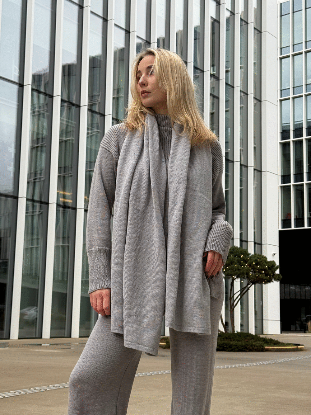 Šviesiai pilkas ilgas merino vilnos šalikas