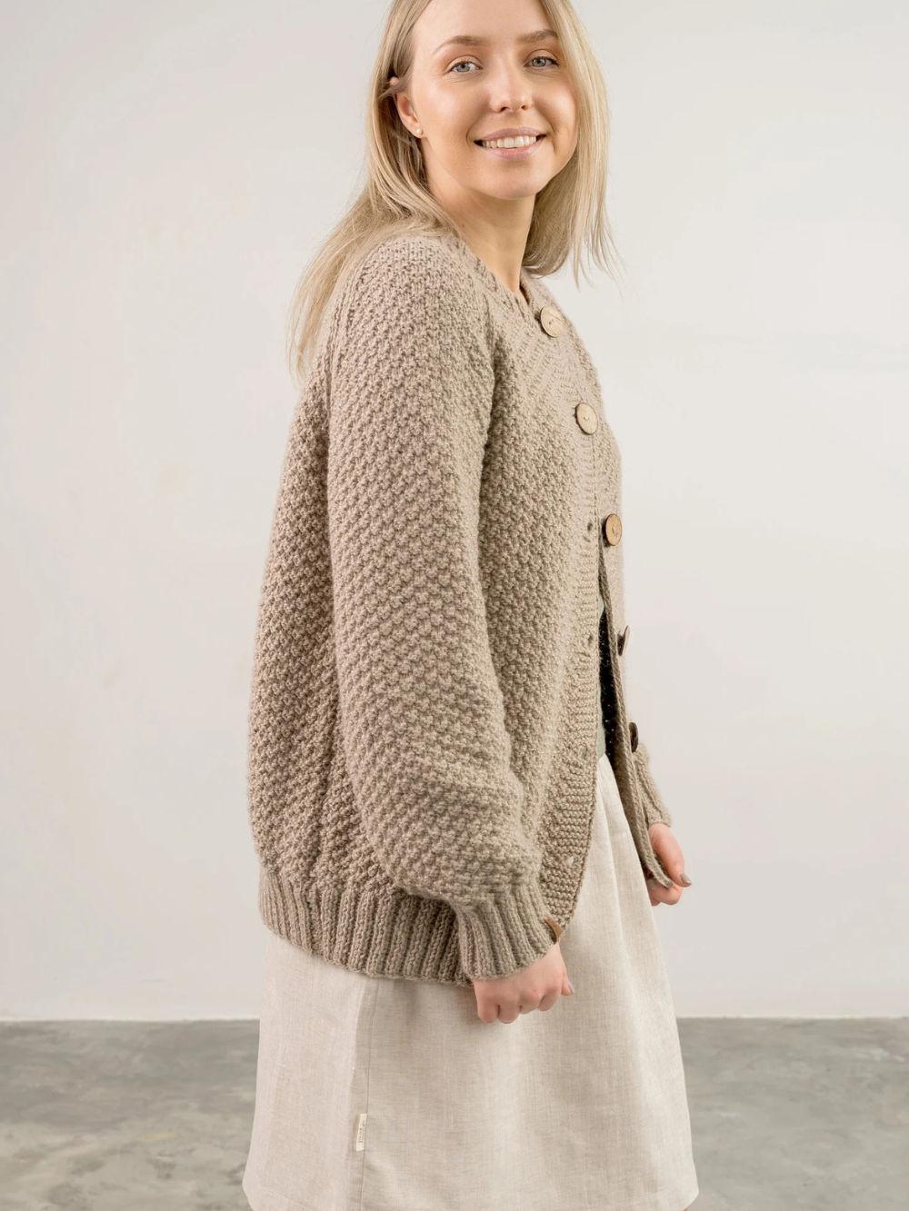 Rankomis megztas merino megztinis su sagomis ONA