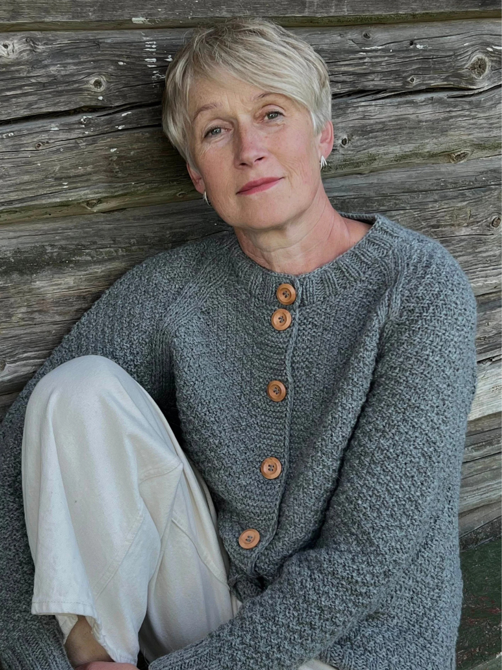 Rankomis megztas vilnos megztinis su sagomis ONA